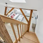 Spacious Two-storey With A Terrace In The Center Apartamento Benesov (Central Bohemian)
