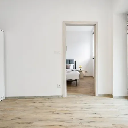 Spacious Two-storey With A Terrace In The Center アパート ベネショフ